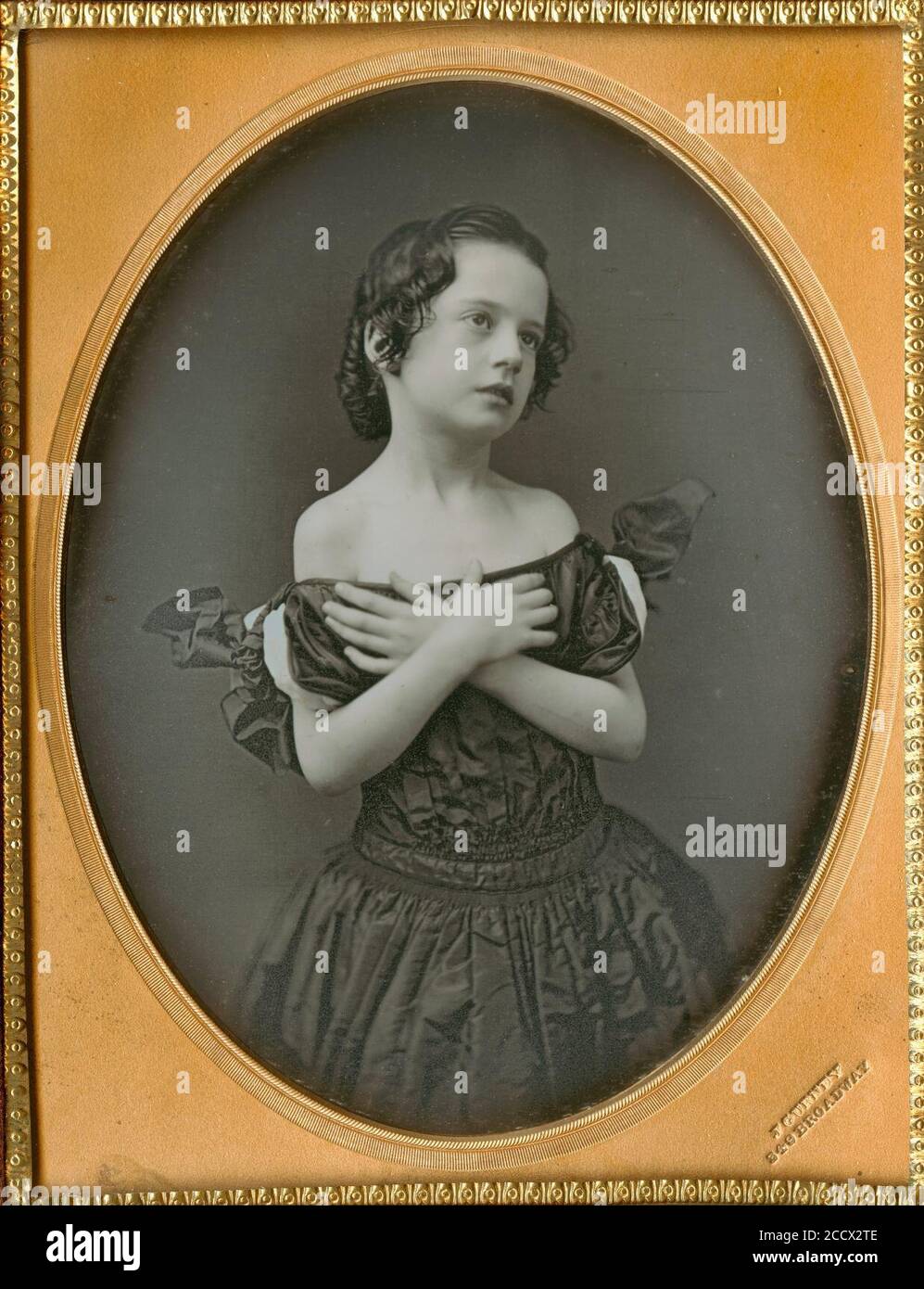 Jeremiah Gurney - Junges Mädchen mit gekreuzten Armen Stockfoto