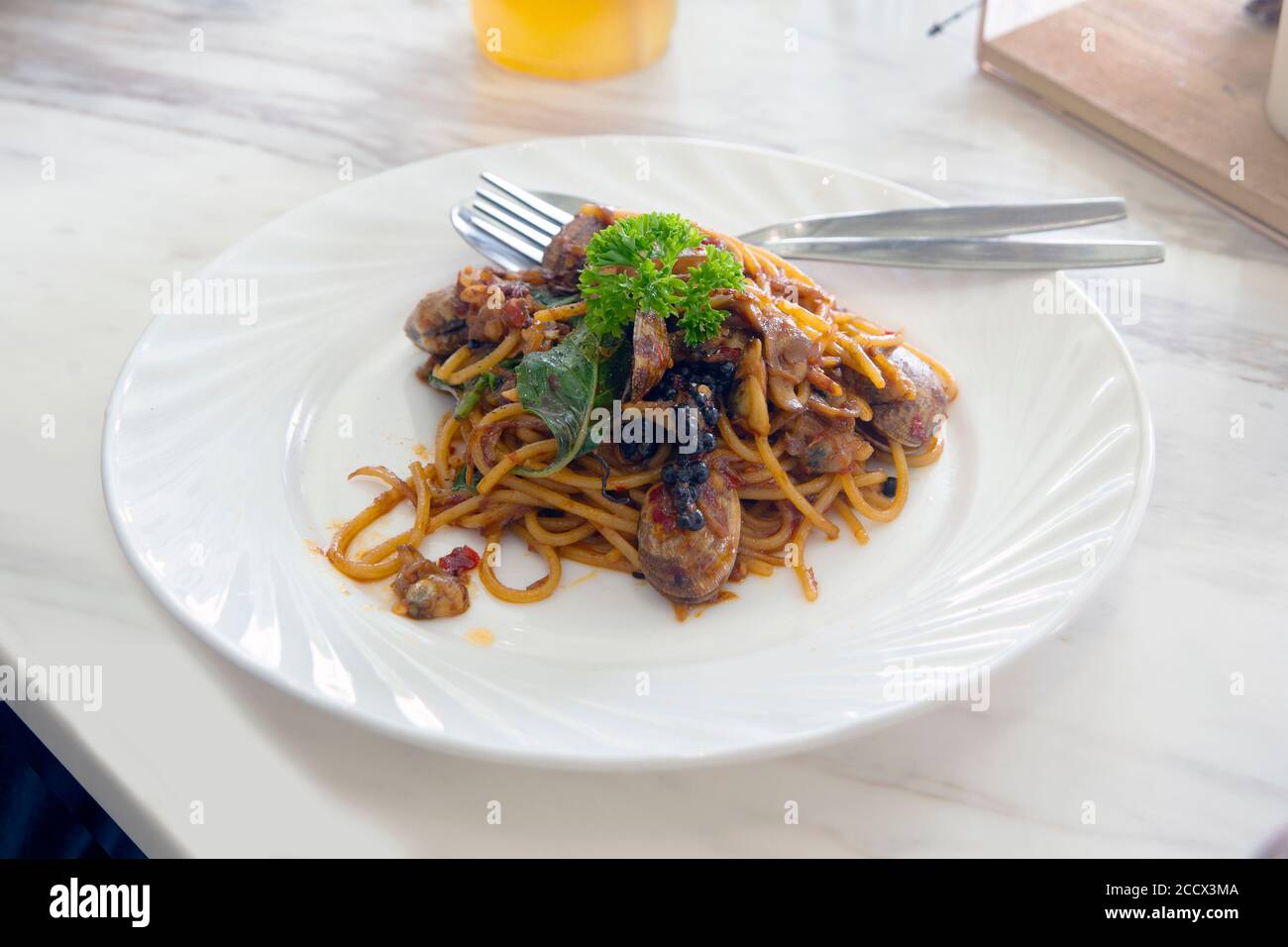 Köstliche Spaghetti mit Muscheln auf dem Esstisch serviert. Stockfoto