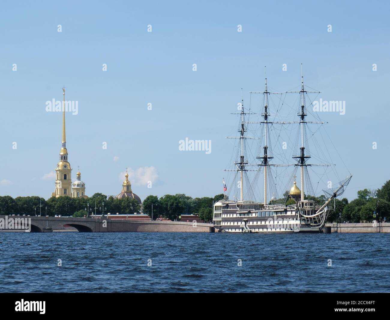 Peter-Pavel's Festung und Vintage-Segelschiff in St. Petersburg, Russland Stockfoto