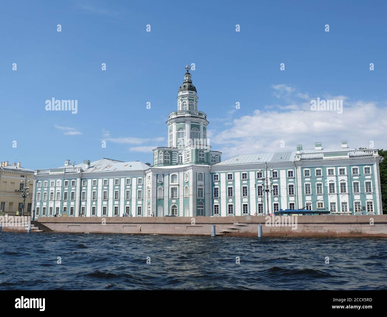 Das Gebäude der Kunstkamera am Ufer der Newa in St. Petersburg, Russland. Stockfoto