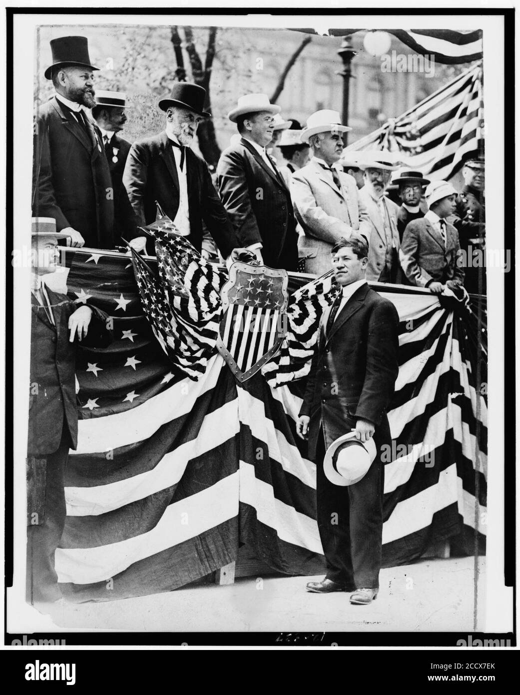 Jim Thorpe begrüßt von Bürgermeister Gaynor (dritter von links) und andere Würdenträger in der Olympischen Zeremonie im Rathaus Stockfoto