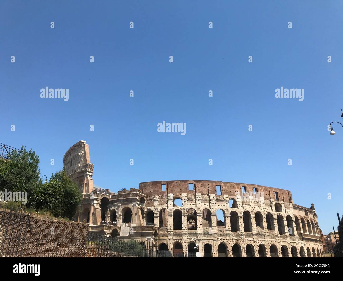 Wunderschöner Blick auf das historische Kolosseum, das Amphitheater Palatin und das Forum Romanum mit blauem Himmel Rom, Italien. UNESCO-Weltkulturerbe in Rom . Stockfoto