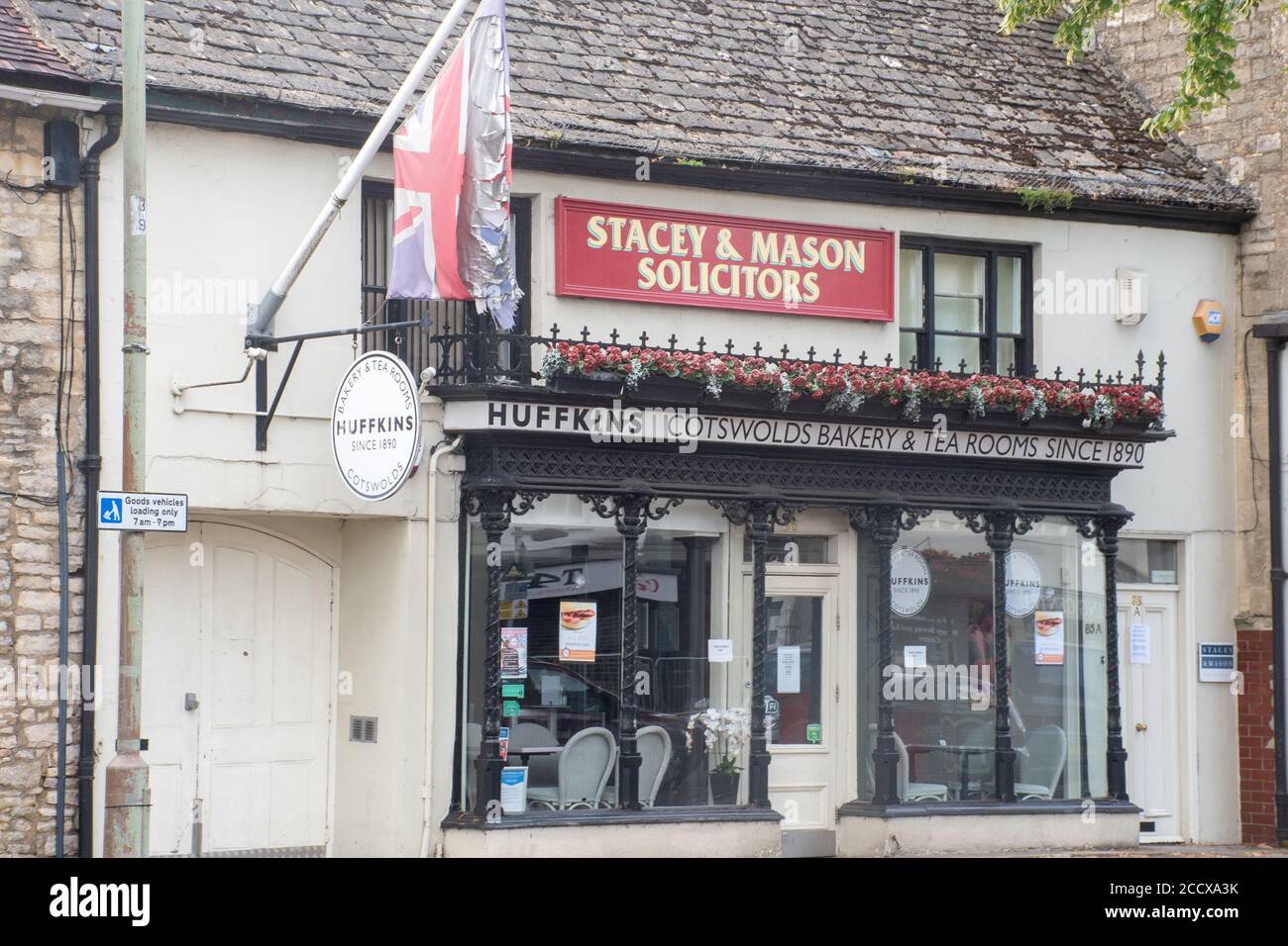 Witney Oxfordshire UK- 18 July 2020 : Witney Traditional Tea Room Shop Front mit Solicitor's Office oben Stockfoto