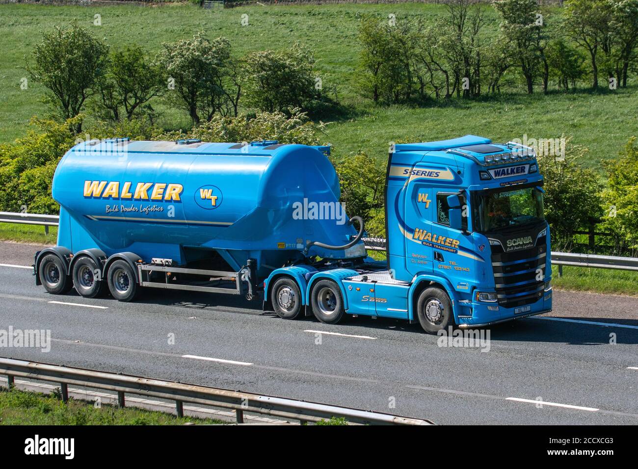 Walker Bulk Transport Ltd ; Spedition Lieferwagen, LKW, Transport, LKW, Frachtführer, blau Scania Fahrzeug, Europäische kommerzielle Transportindustrie LKW, M6 in Manchester, UK Stockfoto