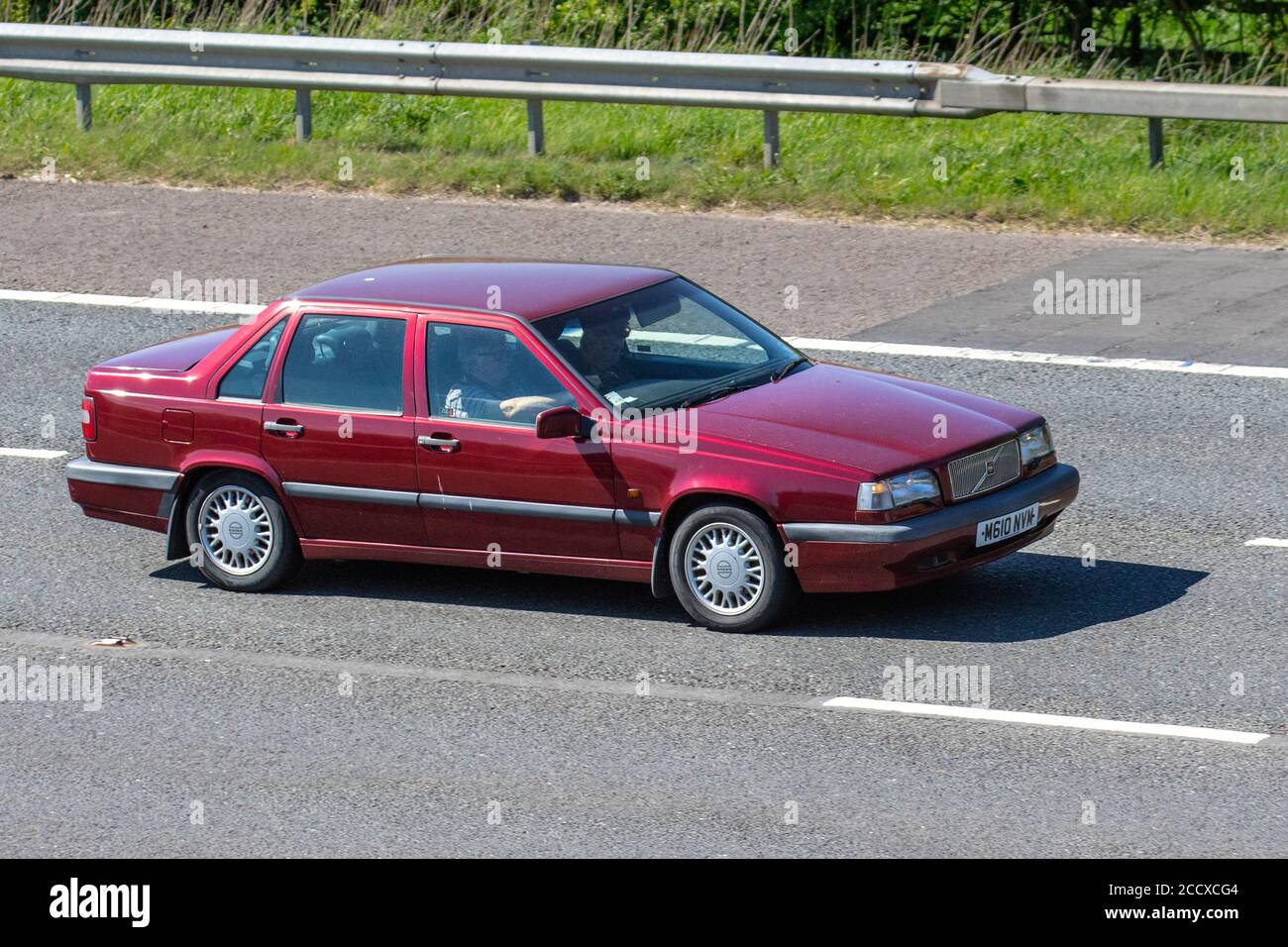 1994 rot Volvo 850 S Auto Limousine; Fahrzeuge, die Fahrzeuge bewegen, Autos, die Fahrzeuge auf britischen Straßen fahren, Motoren, auf der Autobahn M6. Stockfoto