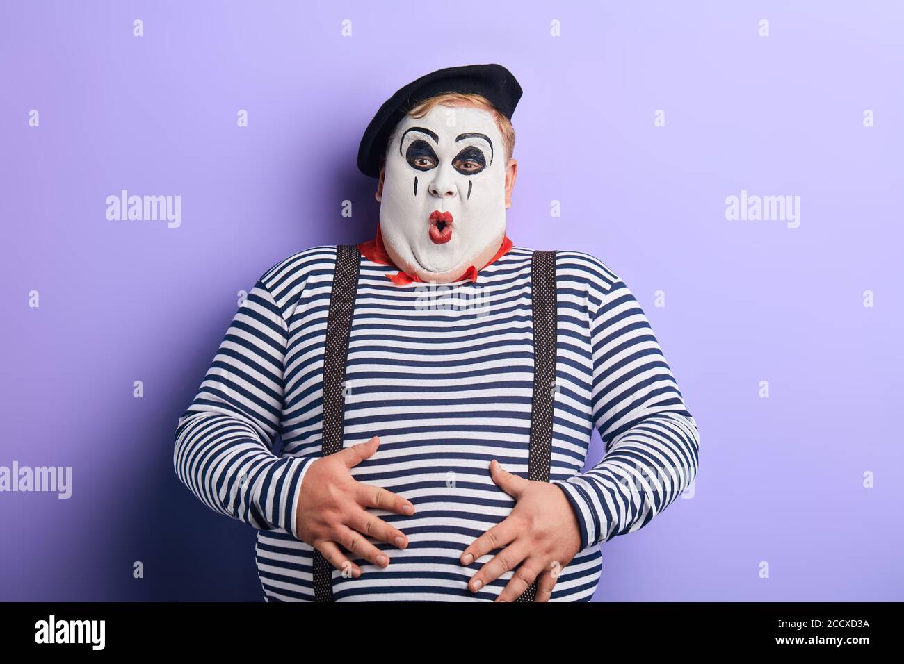 Talentierter Künstler mit bemalten weißen Gesicht amüsant die Kinder, Nahaufnahme Foto. Kopieren Raum. Stockfoto