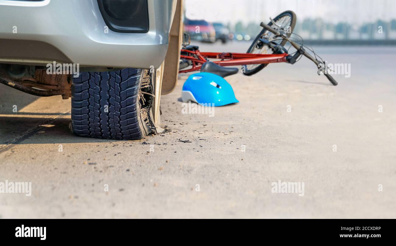 Reifenpanne ist die Ursache für einen tödlichen Autounfall Stockfoto