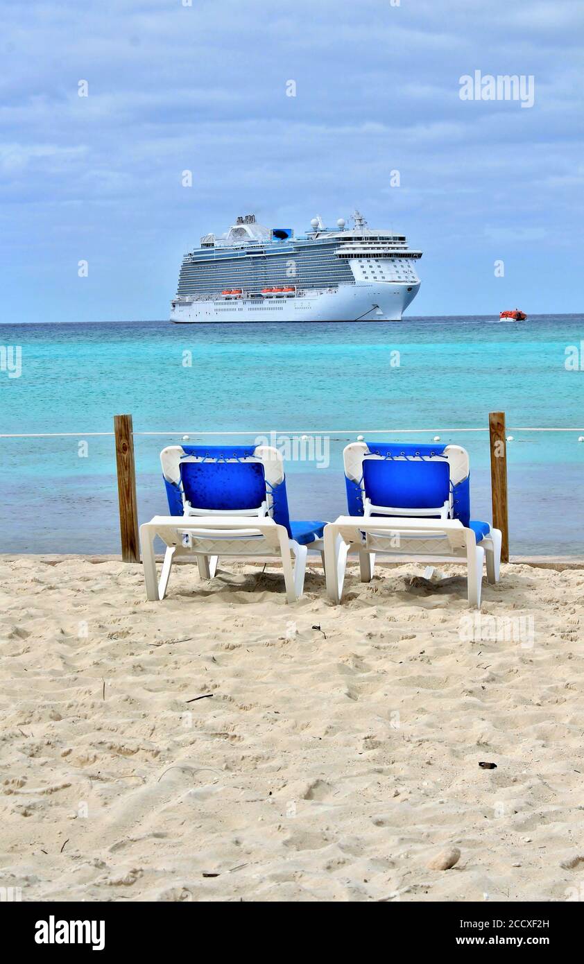 Das Kreuzfahrtschiff dockte an einer karibischen Insel an Stockfoto