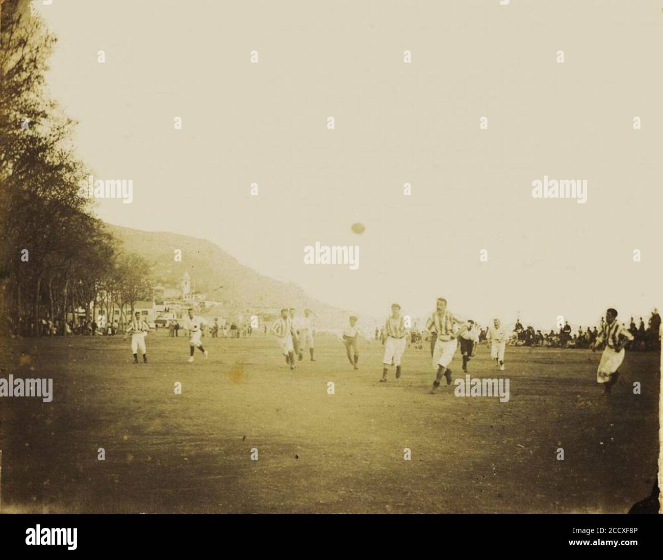 Jogo de Futebol no Campo de D. Carlos com os tripulantes do iate Rhouma, 1899. Stockfoto