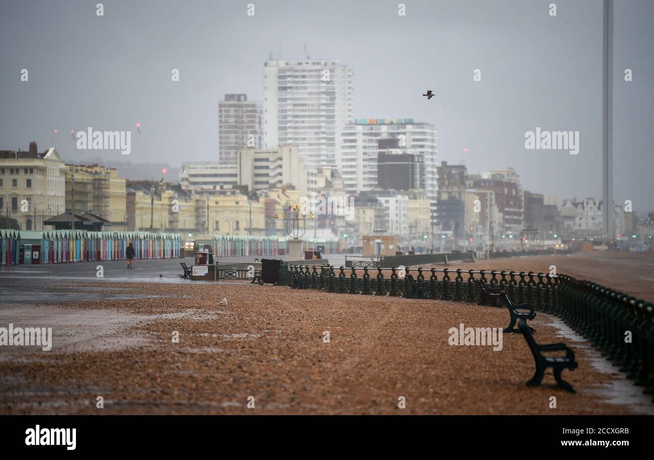 Brighton UK 25. August 2020 - Brighton and Hove Seafront sieht trostlos und windig aus, als Sturm Francis heute nasses und windiges Wetter durch Großbritannien bringt : Credit Simon Dack / Alamy Live News Stockfoto