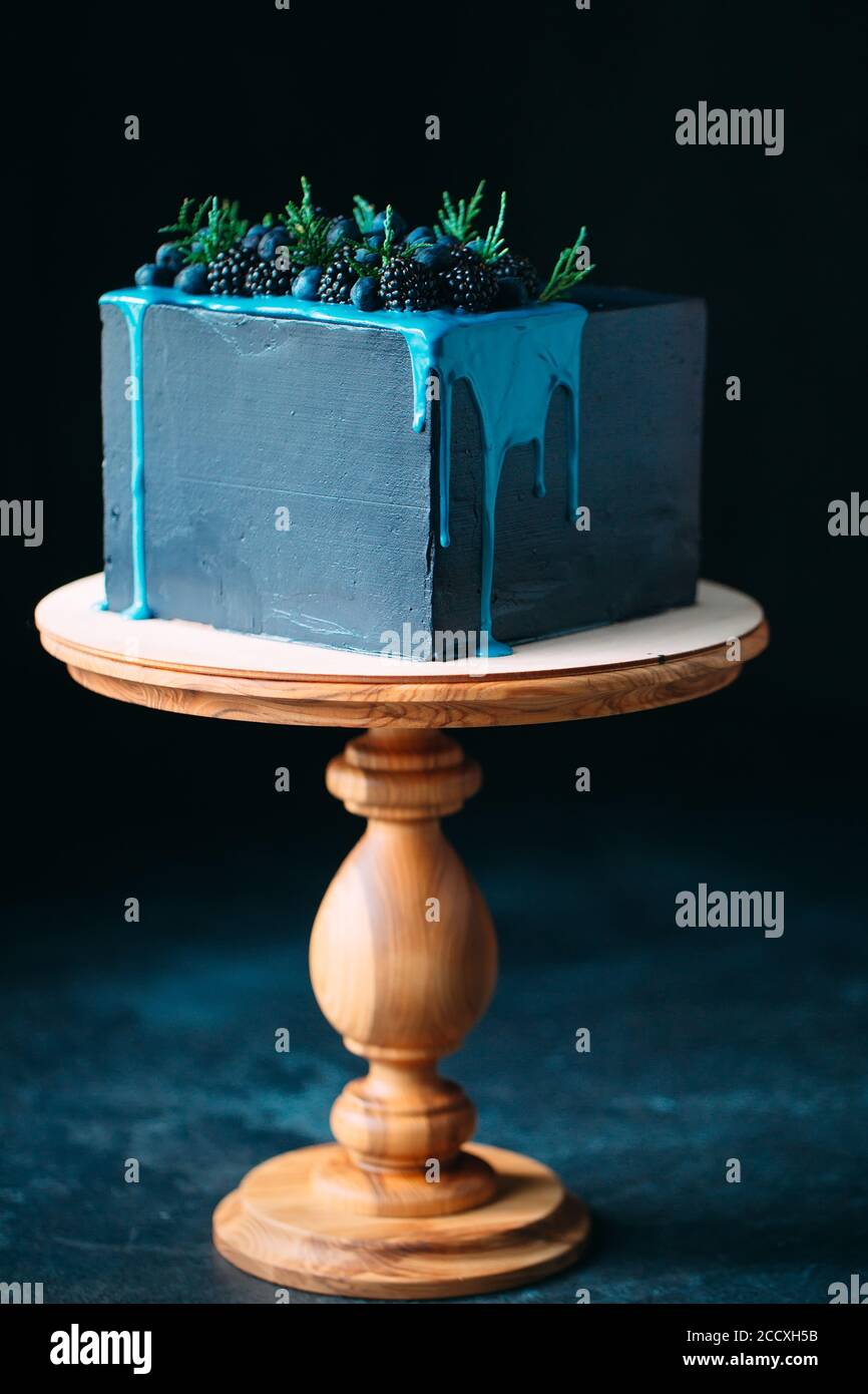Blauer Kuchen mit Brombeeren und Heidelbeeren eingerichtet. Stockfoto