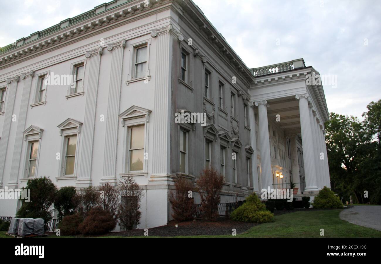 Mills-Livingston Mansion am Hudson River, ionische Säulen, Portikus der Hauptfassade, Blick in der Dämmerung, Staatsburg, NY, USA Stockfoto