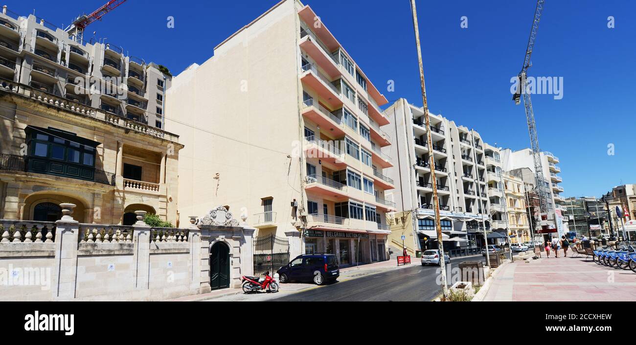 Stadtentwicklung entlang St. Julian's Bay in Malta. Stockfoto