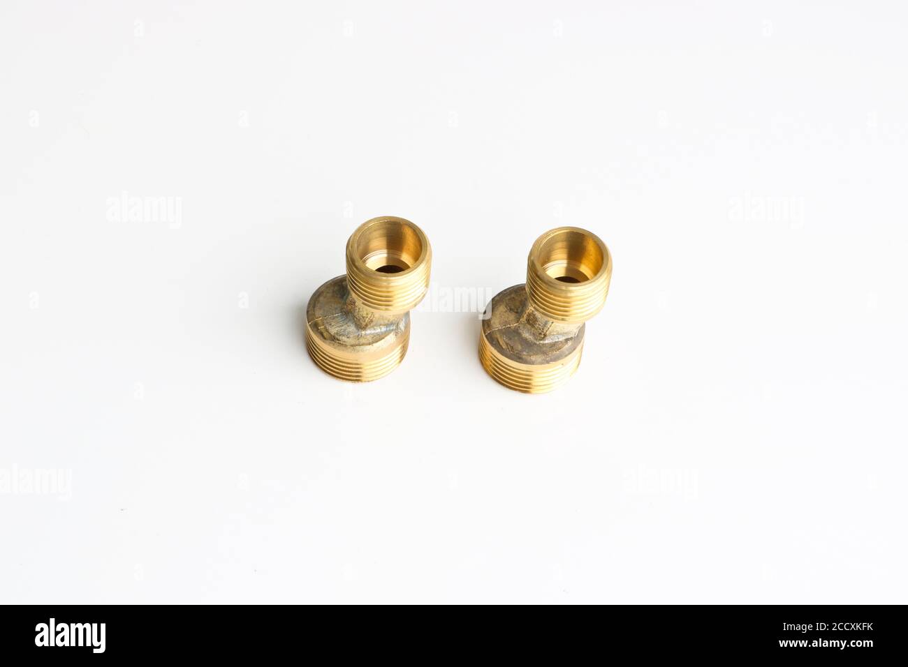 Wasserrohrverschraubungen aus Messing. Materialien für Klempnerarbeiten. Stockfoto