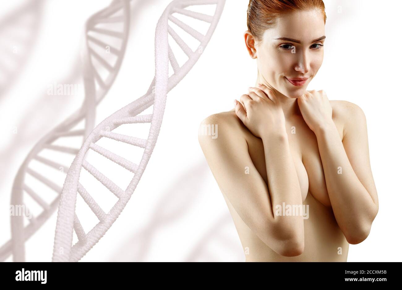 Junge Frau bedeckt Brust mit Händen zwischen DNA-Stielen. Stockfoto