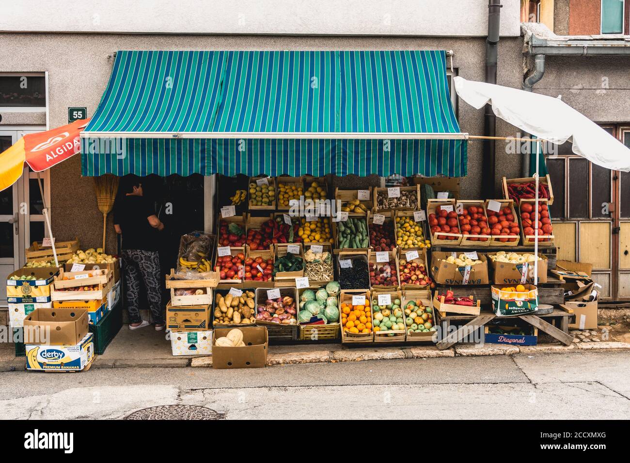 Ein Mann, der Obst in einem Stand in Sarajevo, Bosnien, kauft Stockfoto