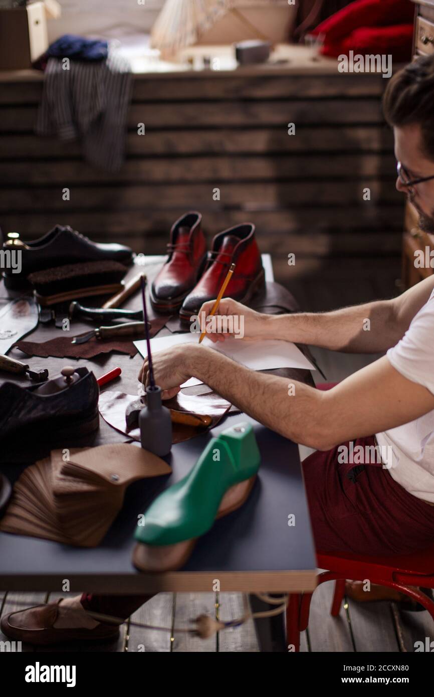 Nette Verkäufer lesen den Vertrag mit Kunden, in der Nähe von 7/8-Foto Stockfoto