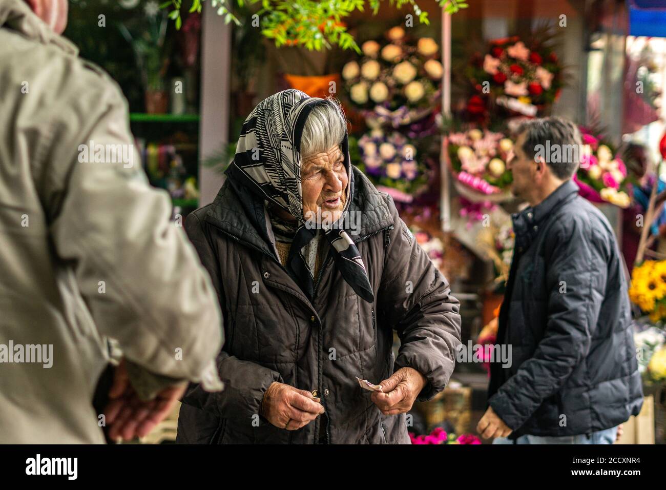 Alte Verkäuferin auf dem zentralen Markt von Sofia, Bulgarien Stockfoto