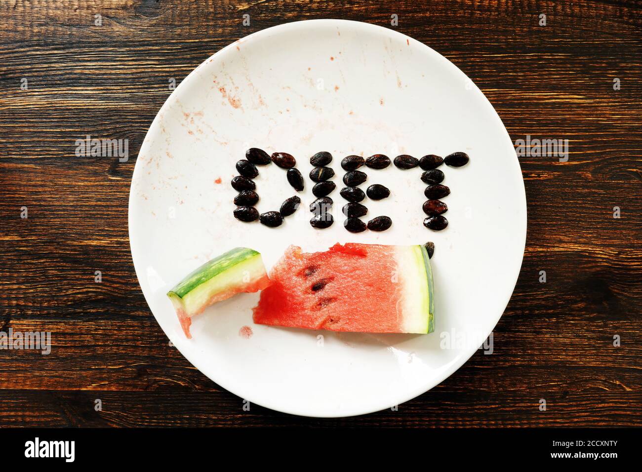 Gewichtsverlust und Sommer-Diät. Eine Scheibe Wassermelone auf dem Teller. Stockfoto