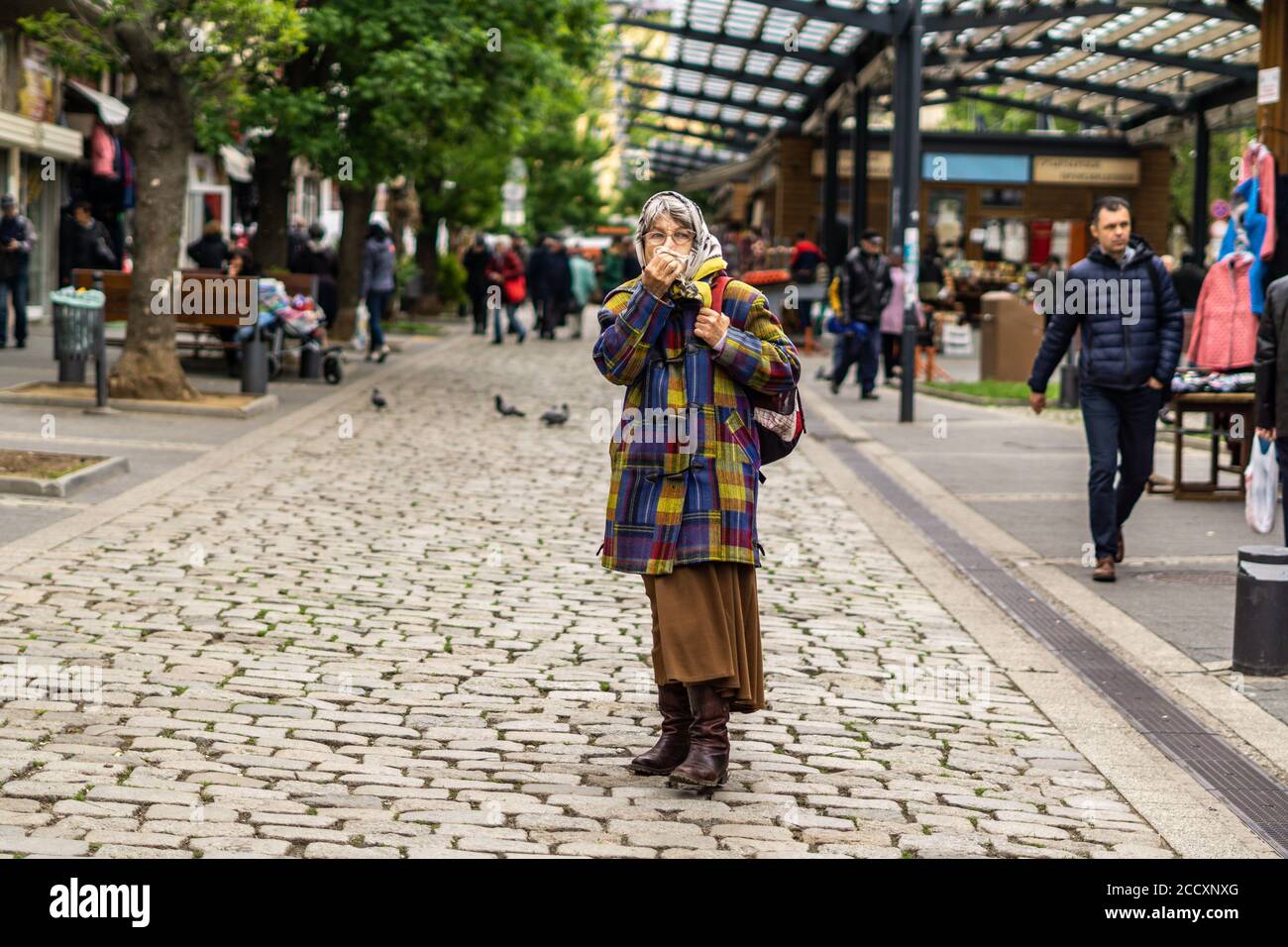 Ältere Frau zu Fuß in zentralen Markt von Sofia, Bulgarien Stockfoto