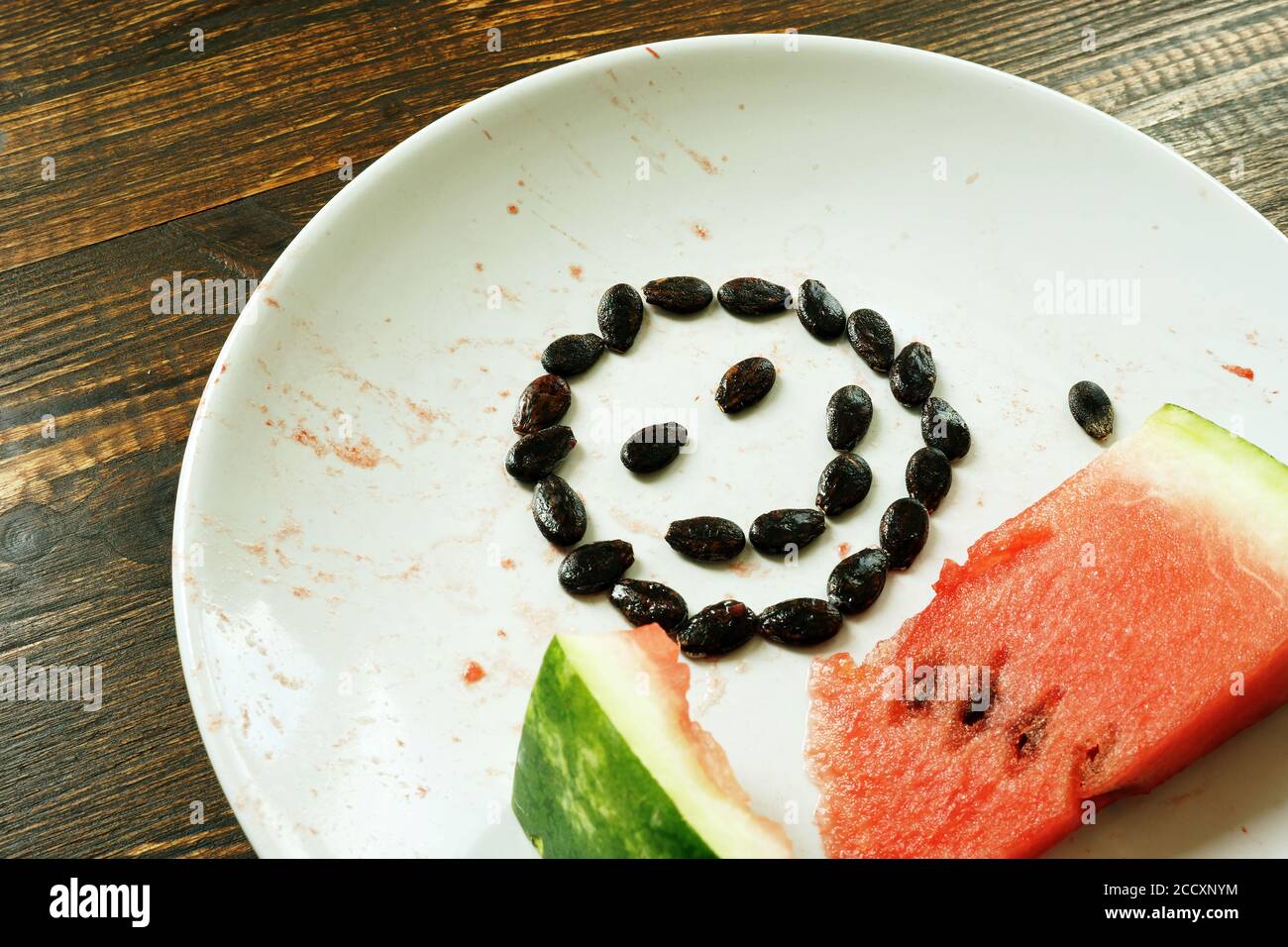 Ein Stück Wassermelone und ein Lächeln auf dem Teller. Gesunde Ernährung im Sommer. Stockfoto