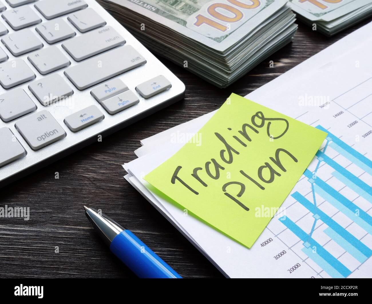 Trading Plan Konzept. Ein Bündel von Papieren mit Daten auf dem Schreibtisch. Stockfoto