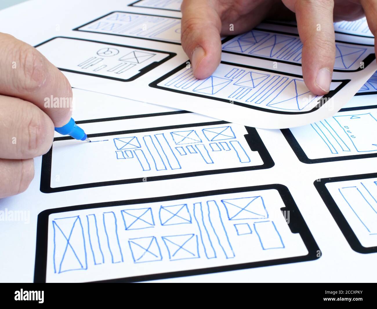 Der UX UI Designer entwickelt das Design einer mobilen Anwendung. Stockfoto