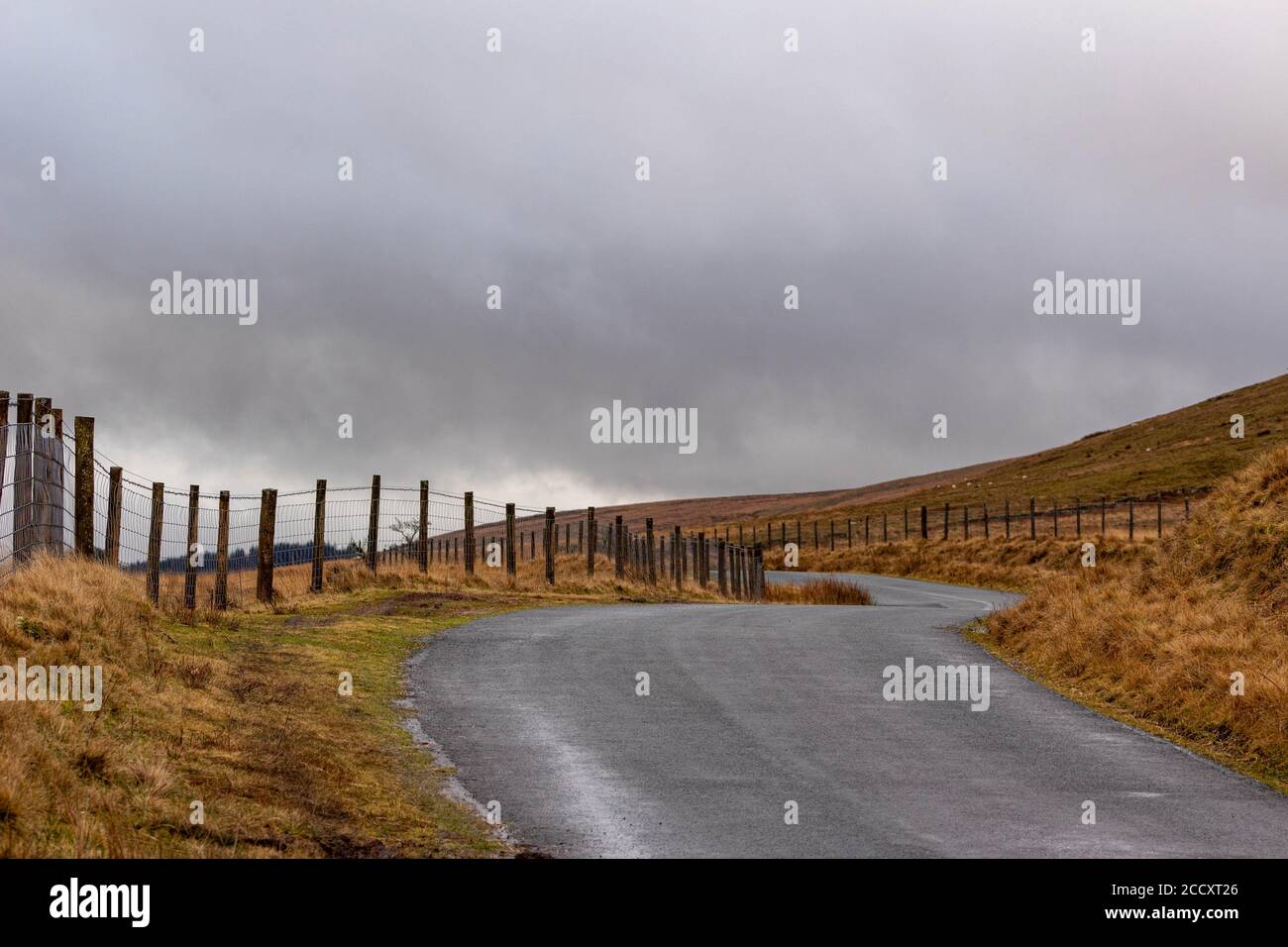 Einspurige, kurvige Straße durch Berge Stockfoto