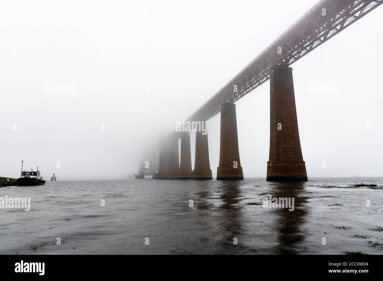 Vierte Brücke am nebligen Morgen, South Queensferry, Schottland Stockfoto