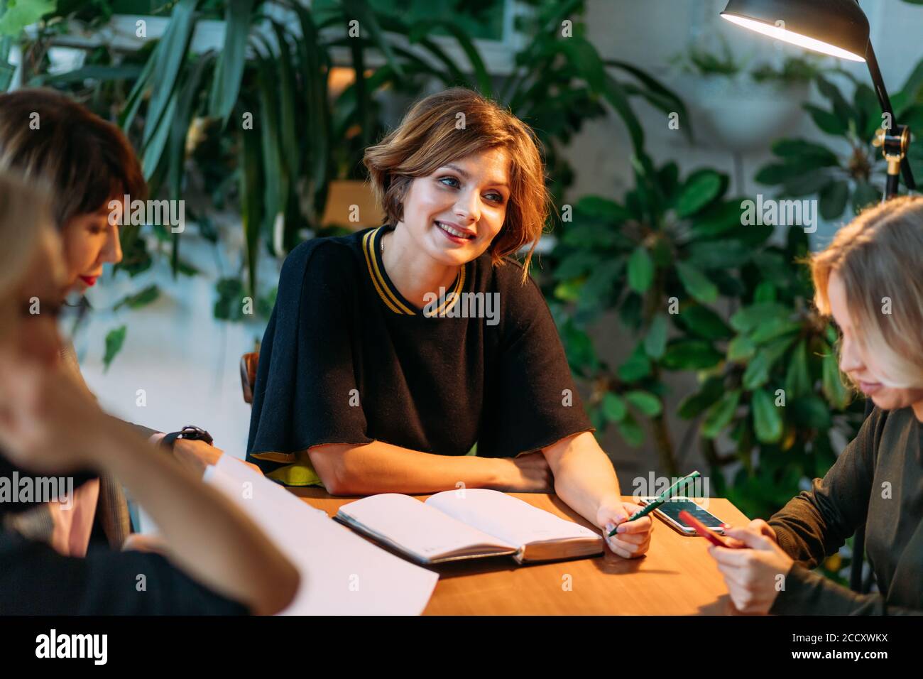 Office assistants -Fotos und -Bildmaterial in hoher Auflösung – Alamy