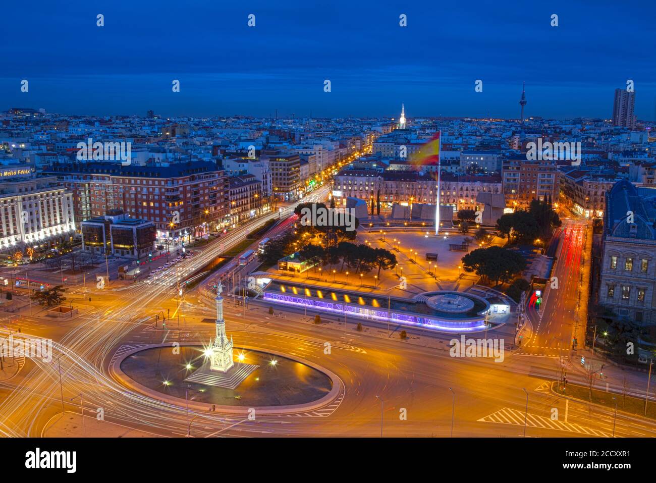 Leichte Fahrspuren, nächtlicher Straßenverkehr auf der Plaza de Colon, Madrid, Spanien Stockfoto