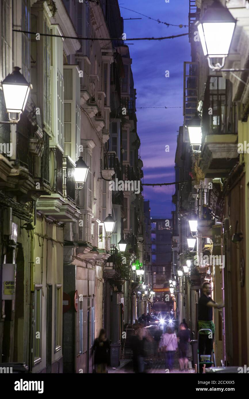 Gasse in der Dämmerung in der historischen Altstadt von Cadiz, Spanien Stockfoto