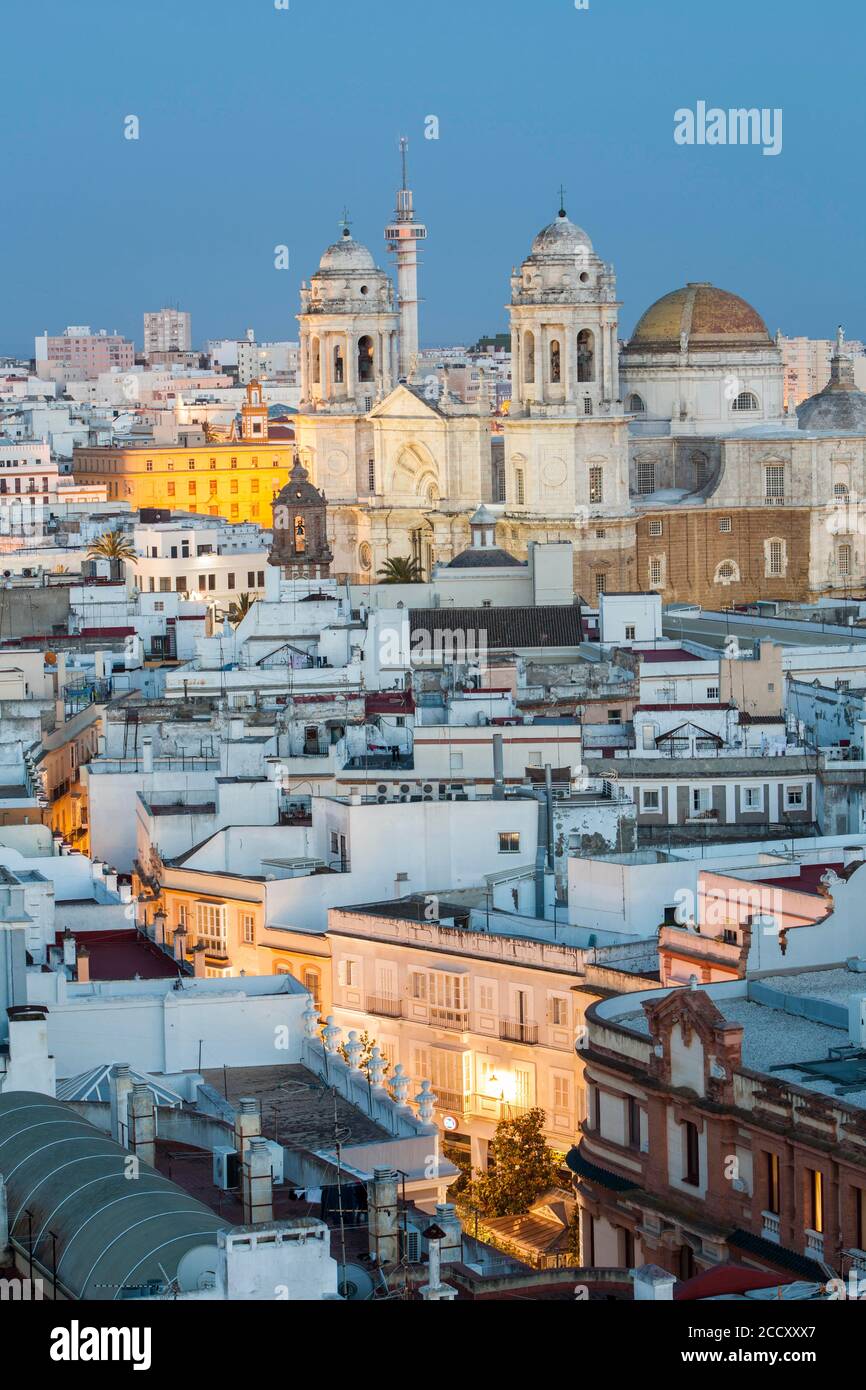 Blaue Stunde über der Altstadt von Cadiz, Spanien Stockfoto
