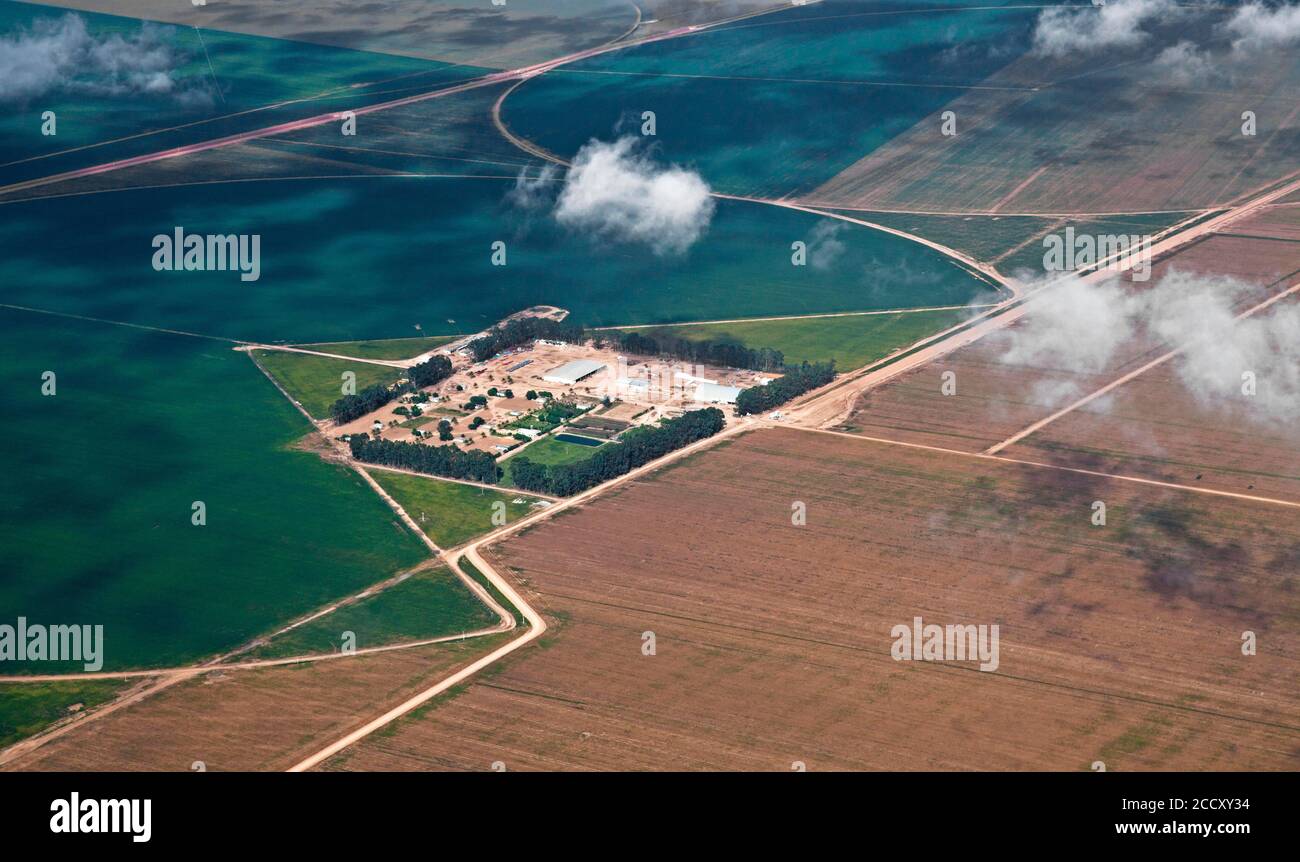 Eine Farm umgeben von Soja, Mais, Baumwolle und Kaffee bewässerten Plantagen im westlichen Teil des Staates Bahia Stockfoto