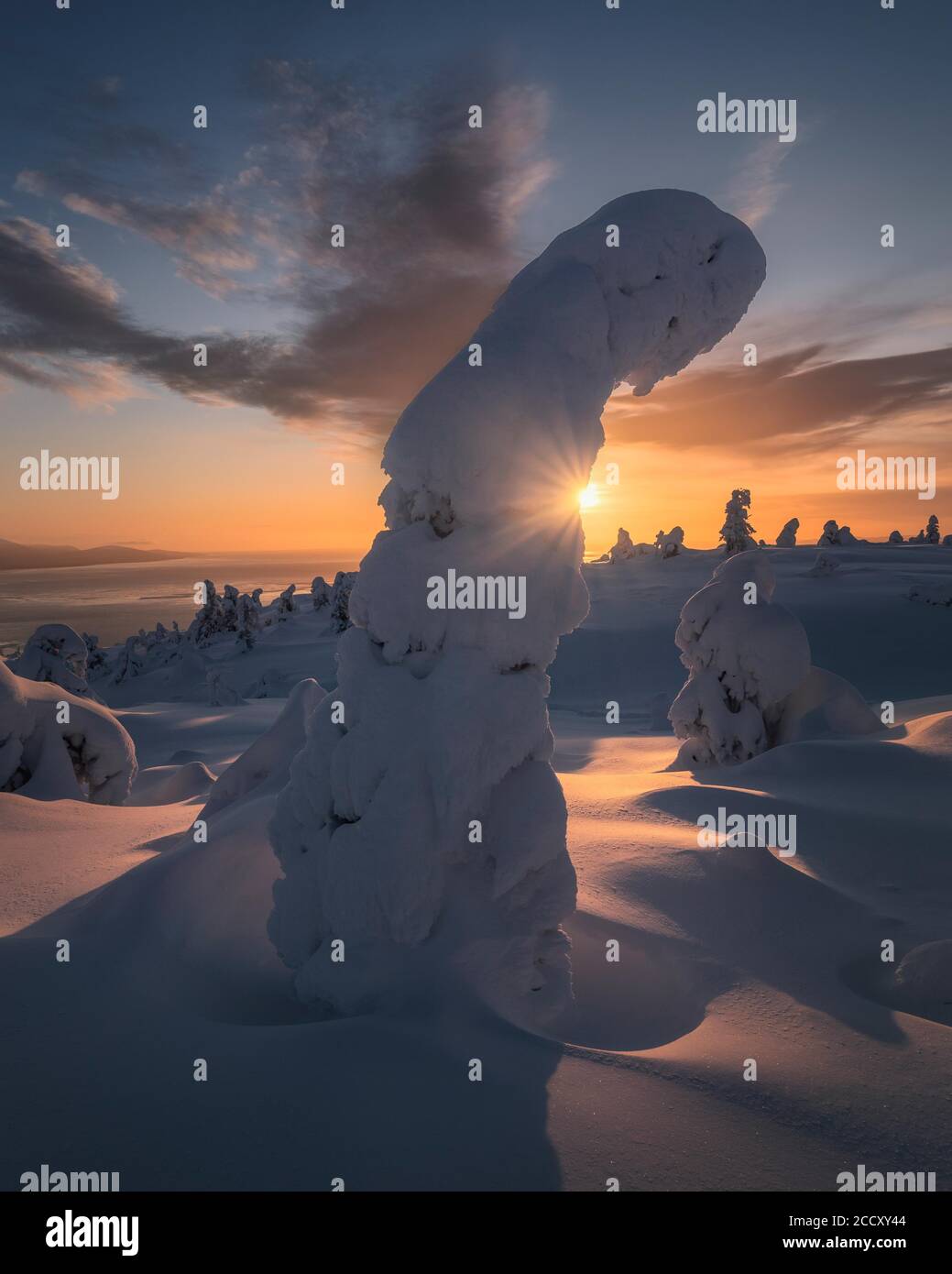 Sonnenaufgang im Winterwunderland. Mount Kandalaksha. Arktische Region. Murmansk, Russland Stockfoto