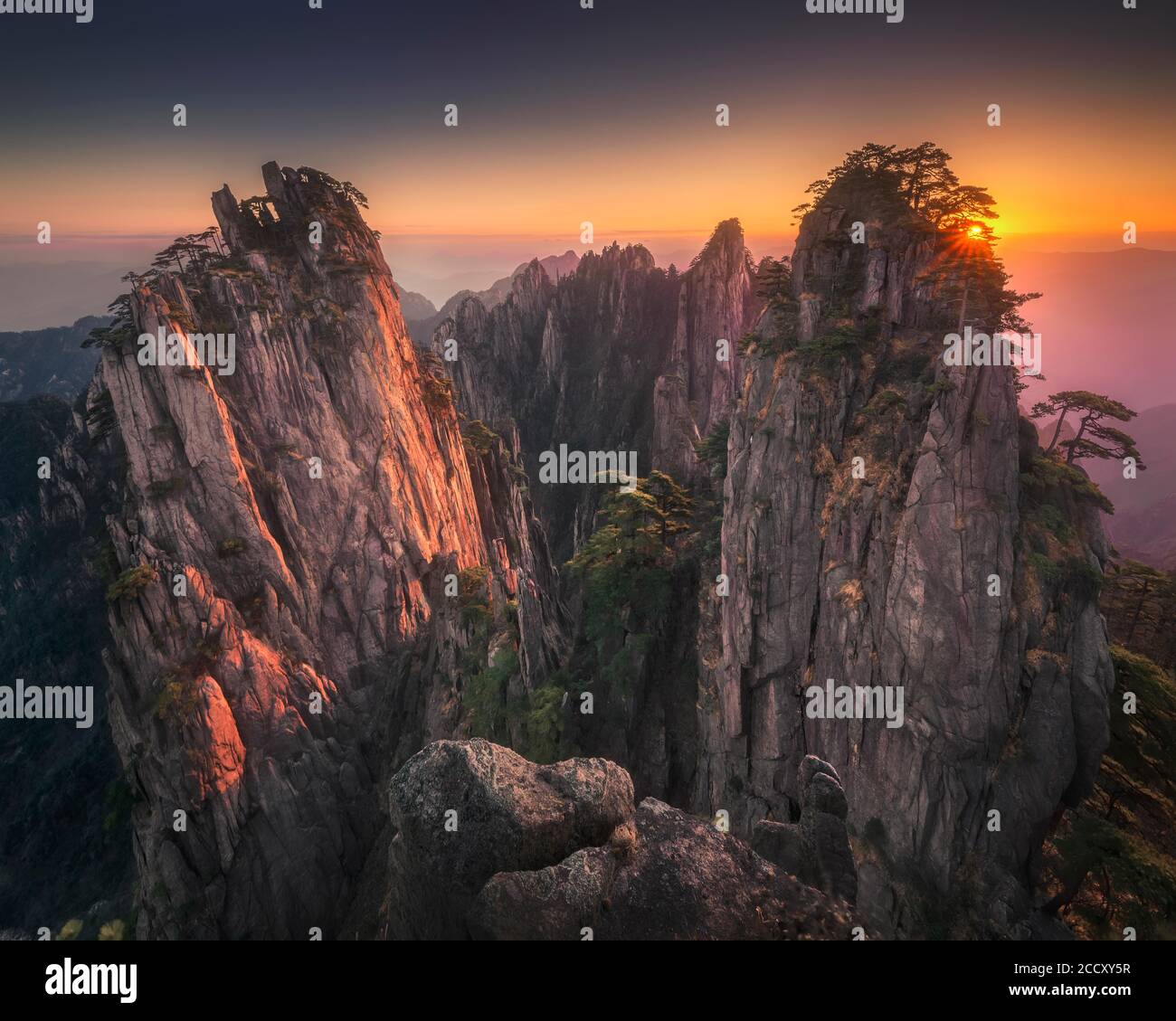 Schöner Sonnenaufgang auf dem Berg Huangshan. Es ist ein UNESCO-Weltkulturerbe und eines der wichtigsten touristischen Ziele Chinas. Anhui Provinz, China Stockfoto