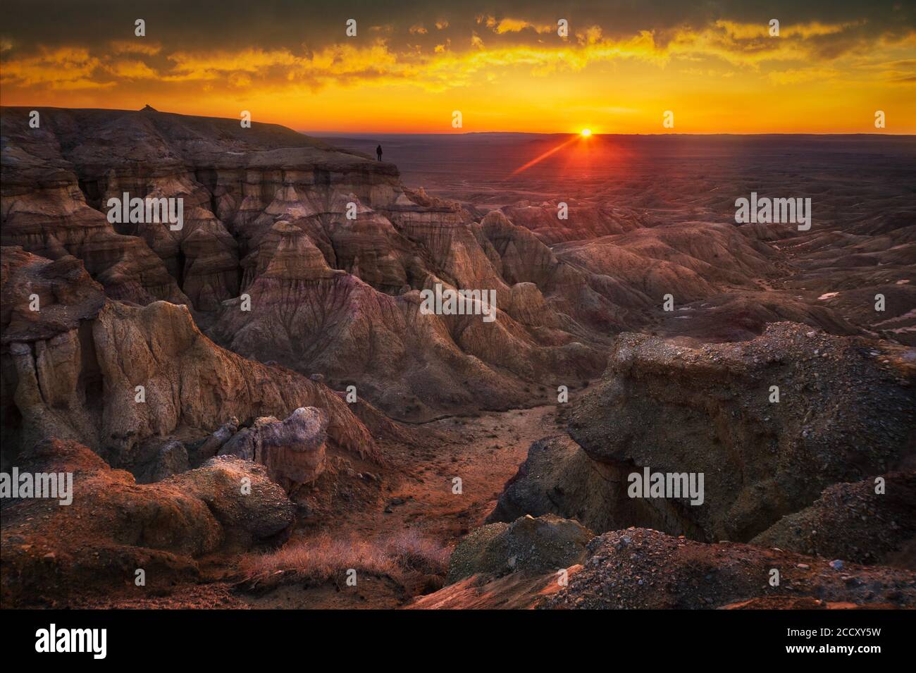 Schöner Sonnenaufgang in Tsagaan suvarga. Dundgovi Provinz, Mongolei Stockfoto