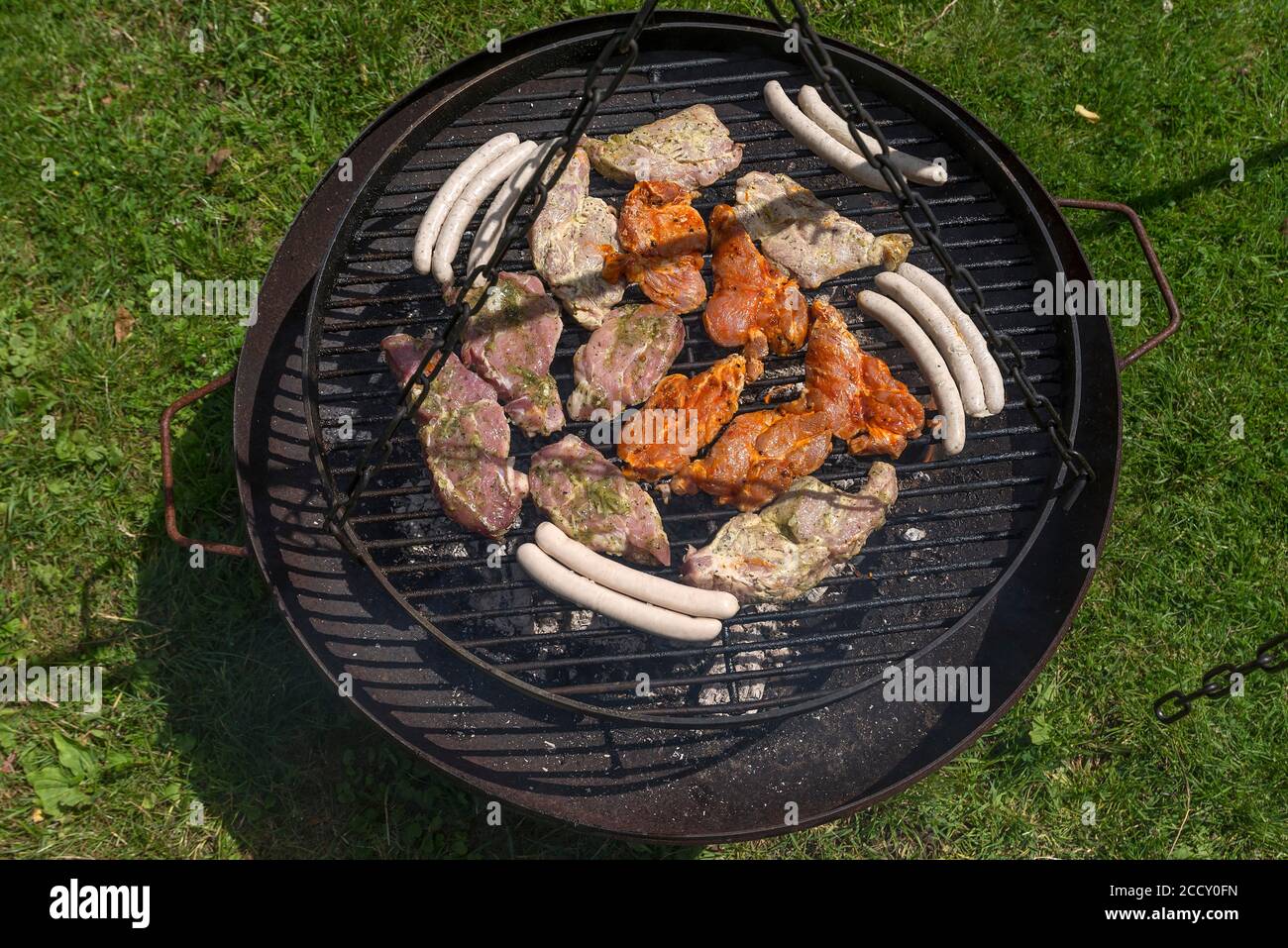 Grillgerichte auf einem Schwenkgrill, Mecklenburg-Vorpommern, Deutschland Stockfoto