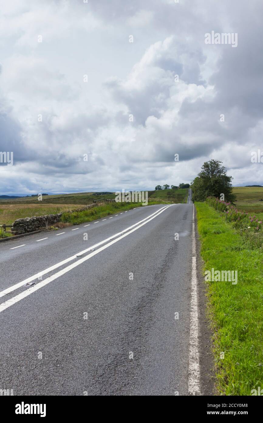 Die B6318 Straße in Northumberland, lokal als "die Militärstraße" bekannt.die Straße ist es gerade für lange Abschnitte und grenzt an Hadrians Wall. Stockfoto