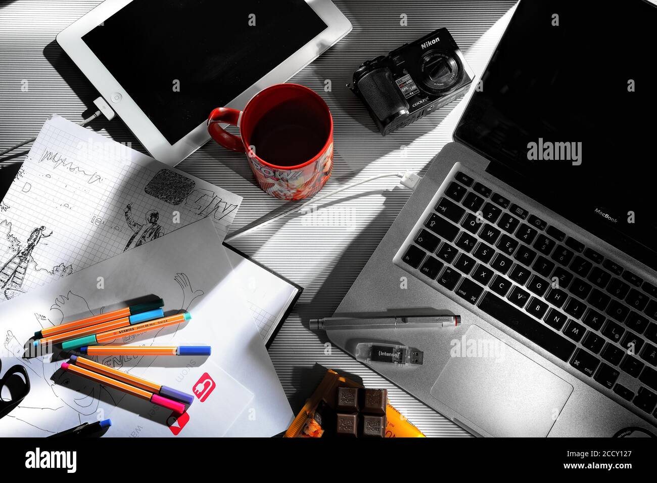 Home Office, Arbeitsplatz mit Laptop, Kamera und Skizzenblock, Bildbearbeitung, Grafiker, Fotograf, Deutschland Stockfoto