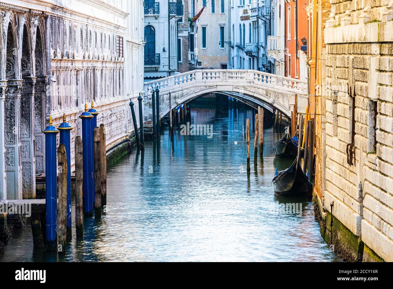 Brücke über einen Kanal, Venedig, Veneto, Italien Stockfoto