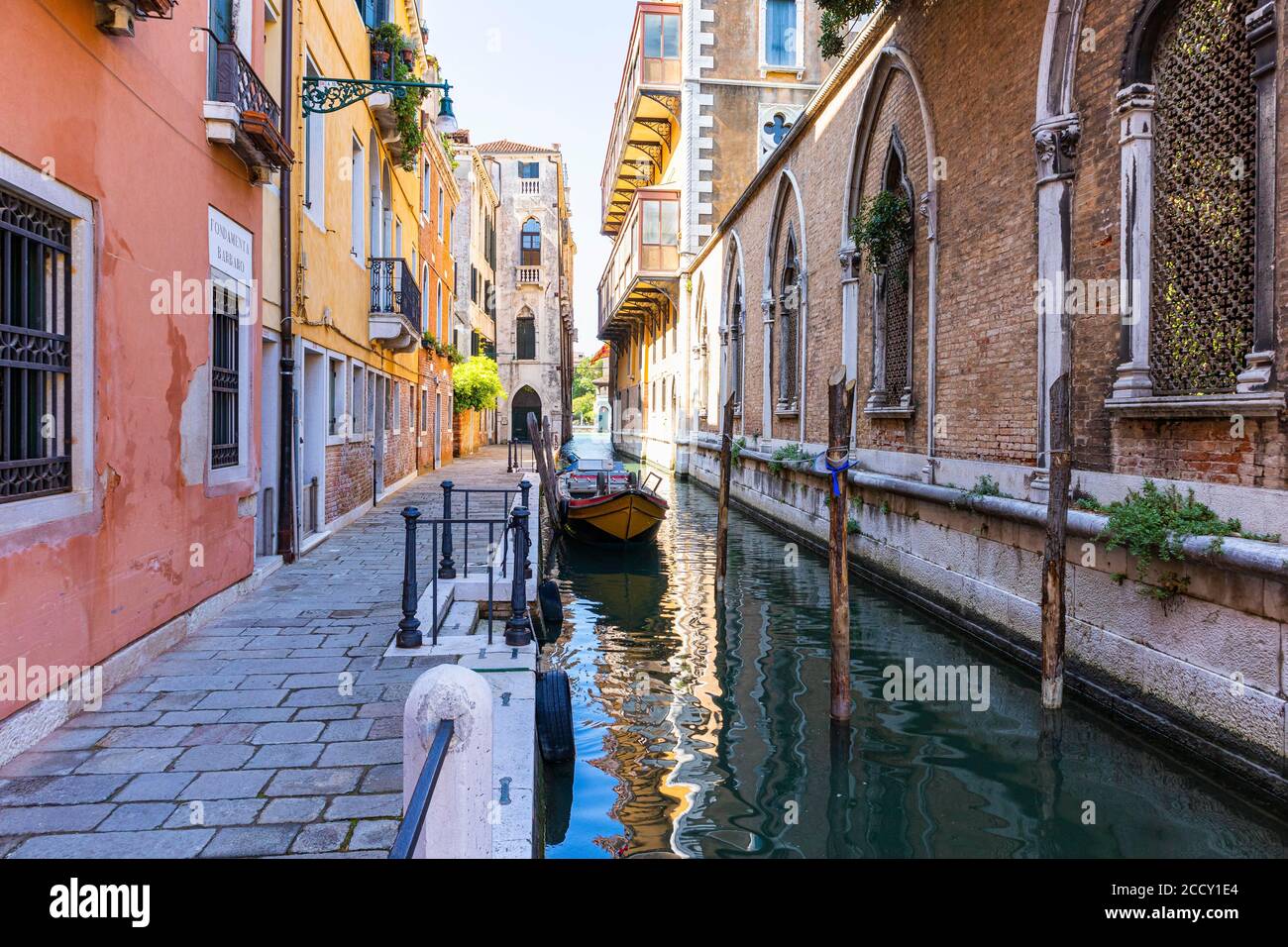 Verlassene Gasse entlang des Kanals aufgrund der Corona Pandemie, Venedig, Venetien, Italien Stockfoto