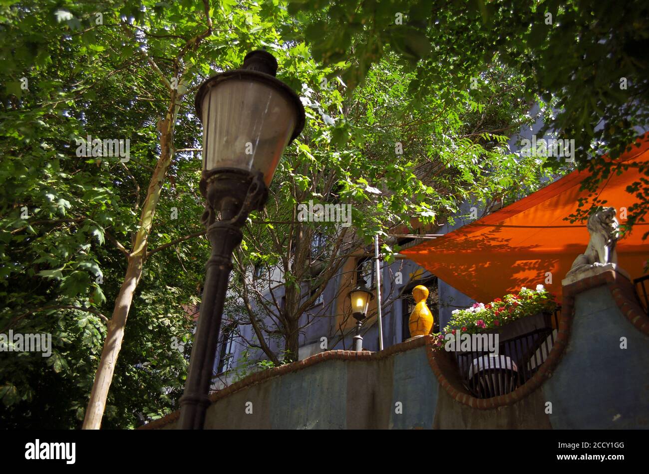 Detail des Hundertwasserhauses, Landstraße, Wien, Österreich: Blick auf das Café im ersten Stock Stockfoto