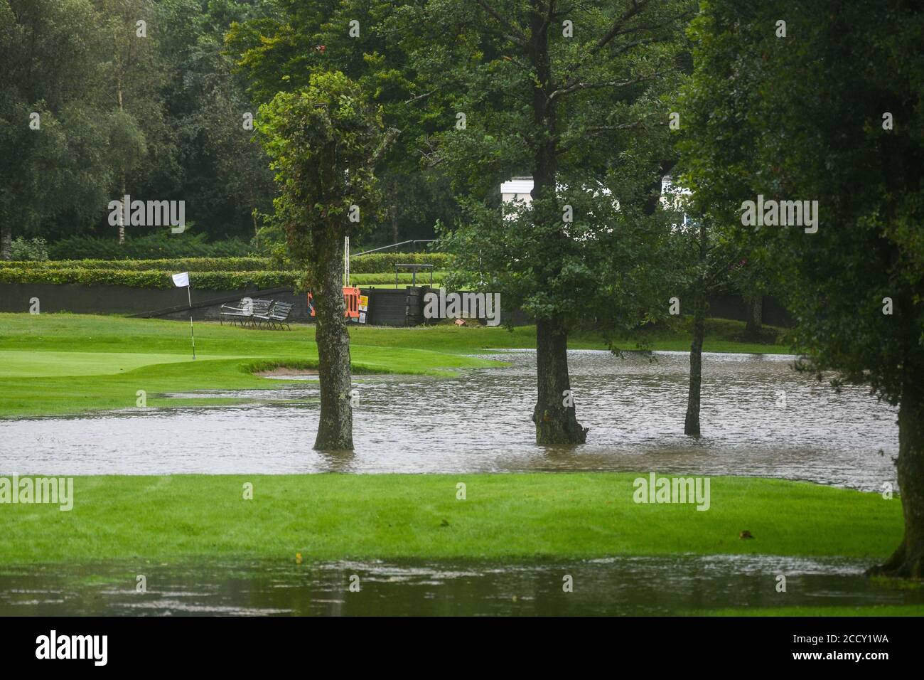 Swansea, Wales, Großbritannien. August 2020. UK Wetter: Wasser auf den Fairways am Mond Golfplatz in Swansea nach Sturm Francis brachte heftigen Regen in den Süden von Wales. Kredit : Robert Melen/Alamy Live Nachrichten Stockfoto