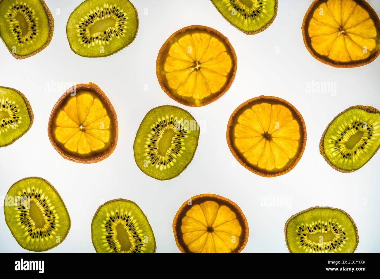 Orange und Kiwi in Scheiben, weißer Hintergrund, Lebensmittelfotografie Stockfoto