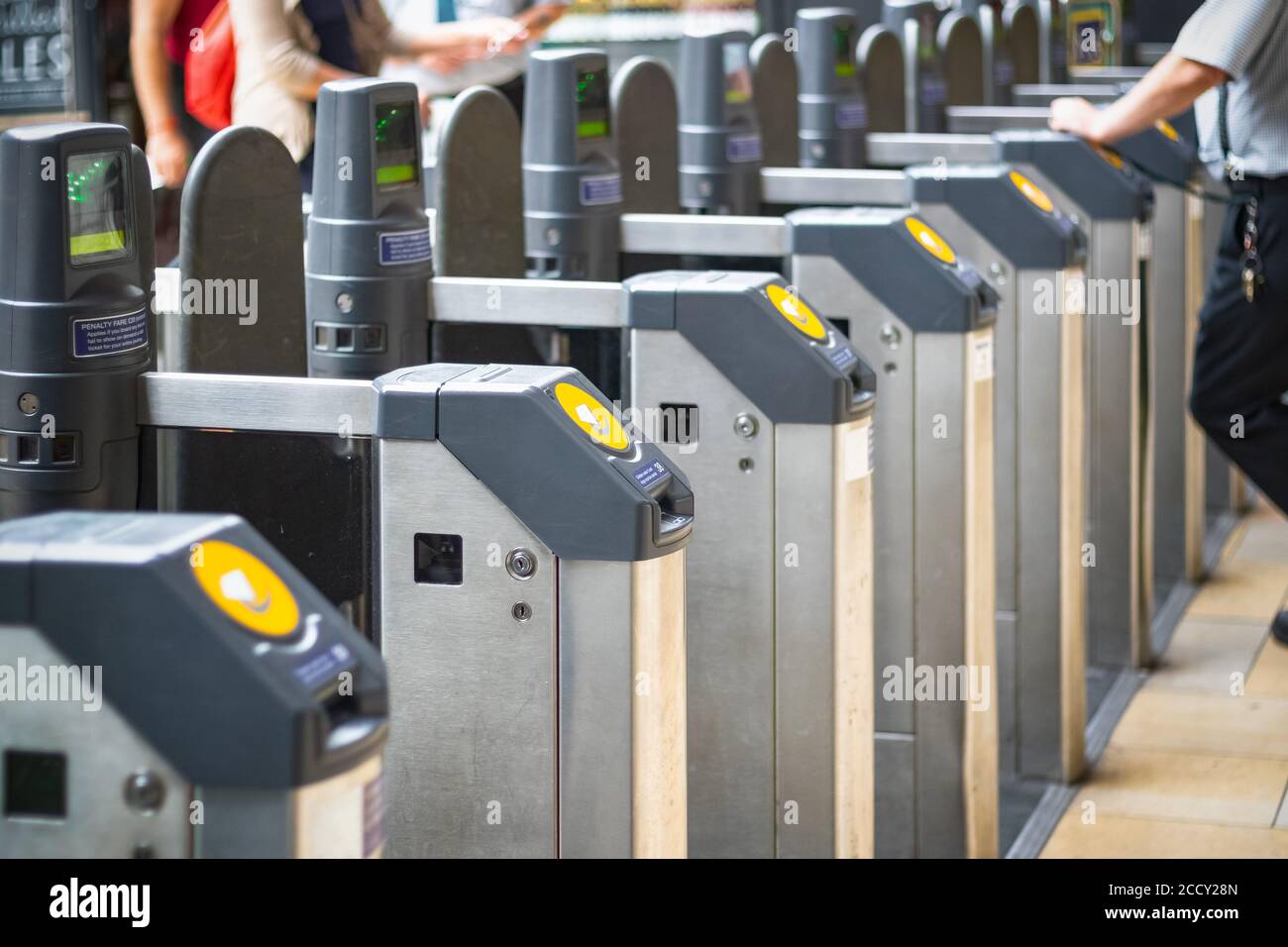 Selektiver Fokus, automatische Ticketbarrieren am Bahnhof London Paddington Stockfoto