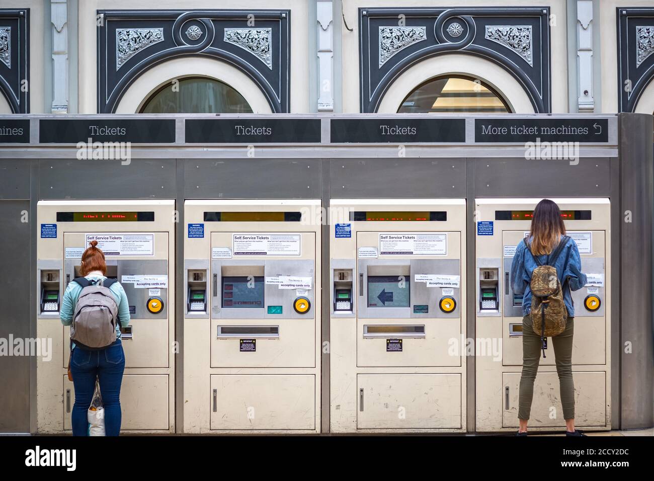 Fahrgäste, die Zugtickets am Londoner Bahnhof Paddington kaufen Stockfoto