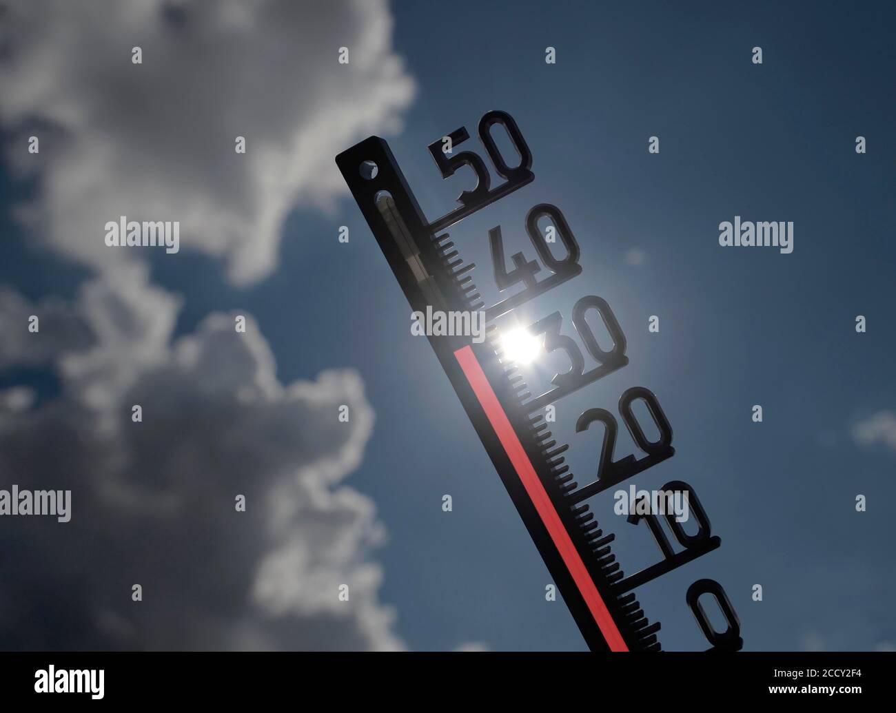 Symbolbild Hitzewelle, Thermometer in der Sonne, 38 Grad Celsius, Baden-Württemberg, Deutschland Stockfoto