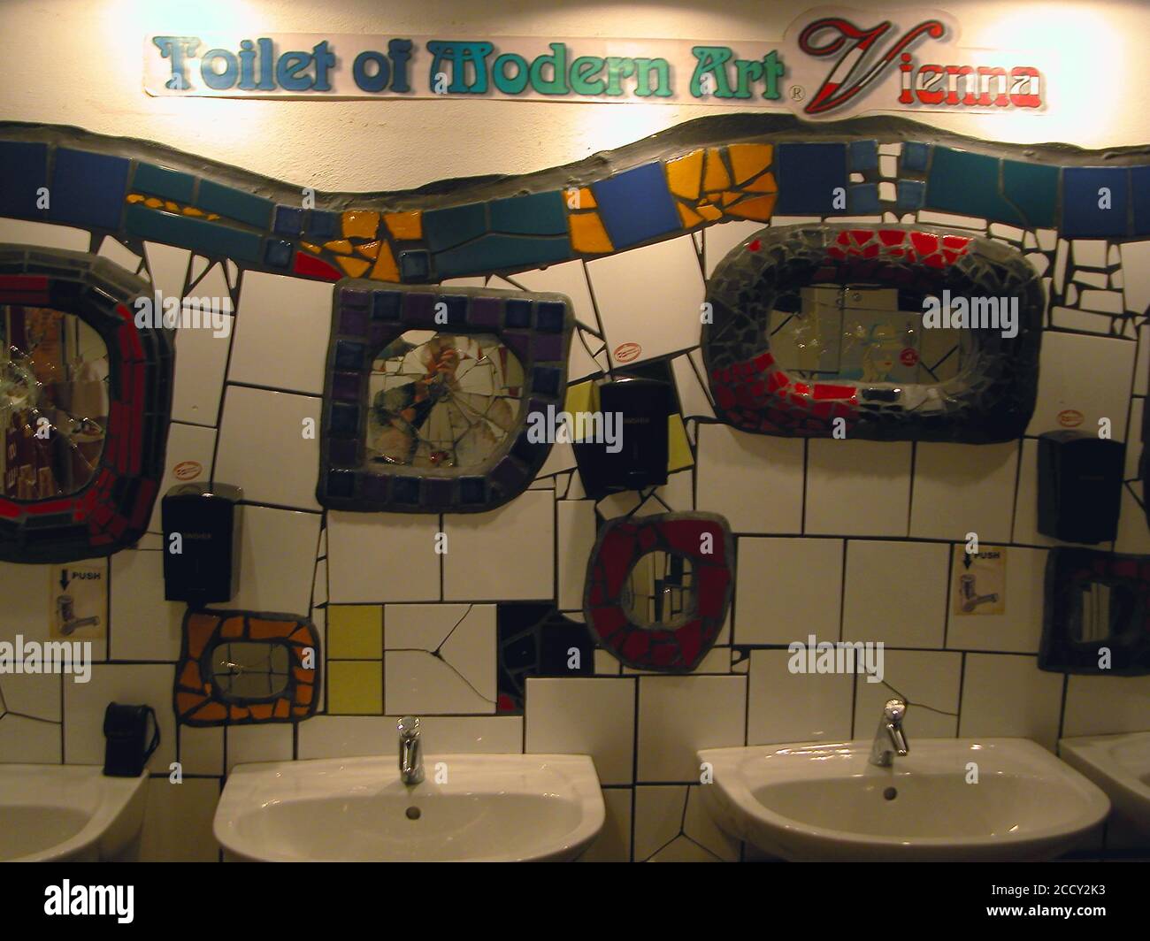 Die öffentliche Toilette in Kalke Village, Wien, Österreich, gestaltet von Friedensreich Hundertwasser: Die Toilette der Moderne Stockfoto
