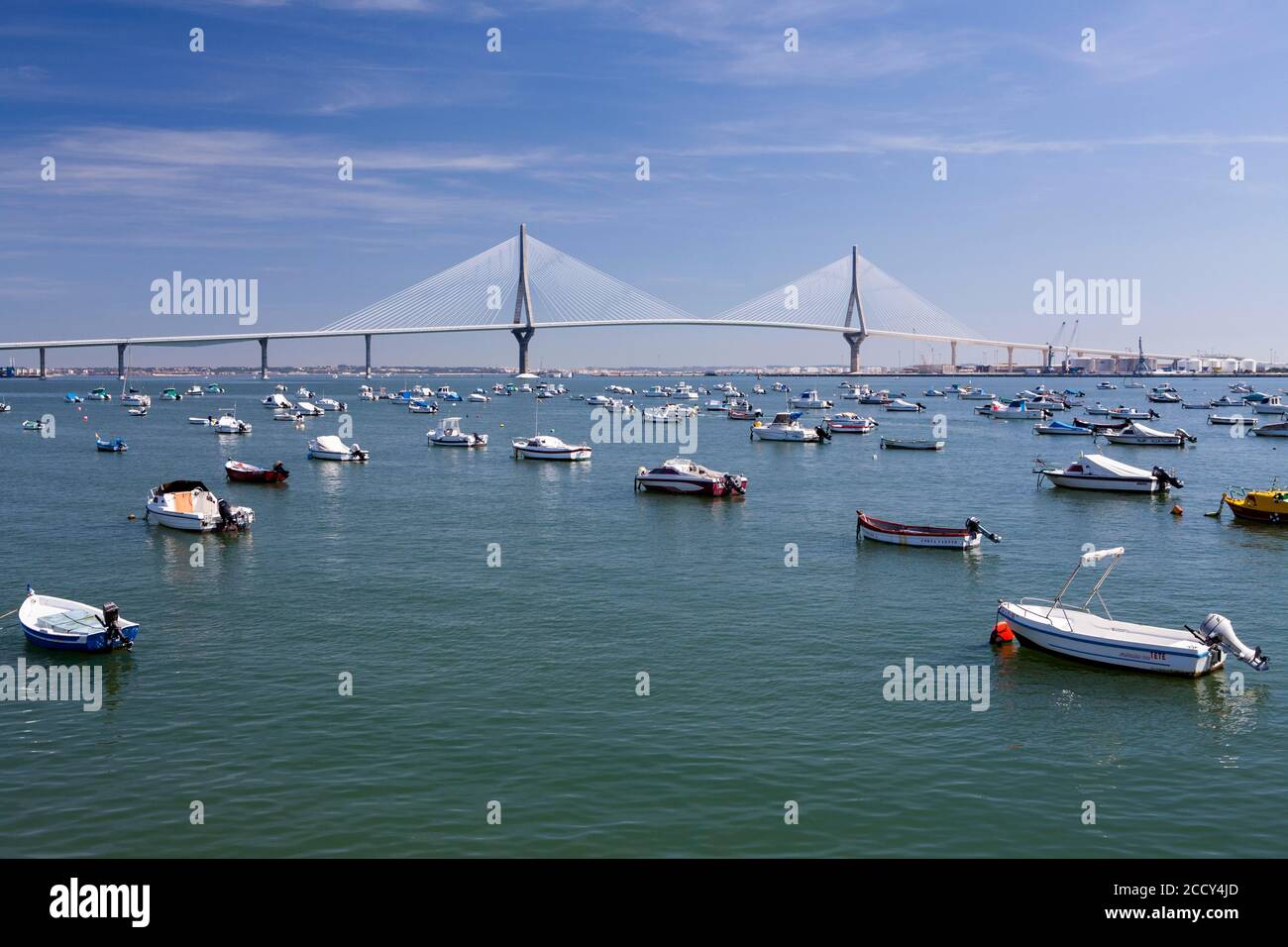 Kleine Boote vor der Puente de la Constitucion de 1812, Bahia de Cadiz, Spanien Stockfoto